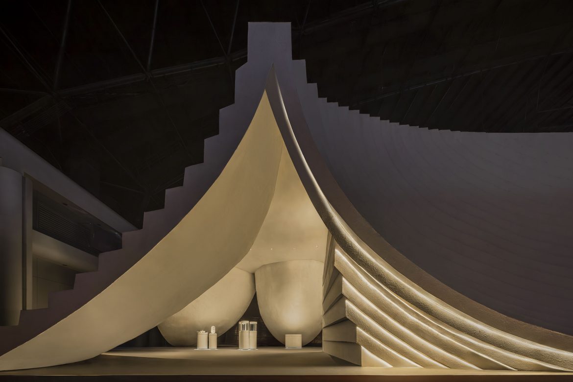 1_The undulating topography naturally forms cave-like entrances ©W Workspace