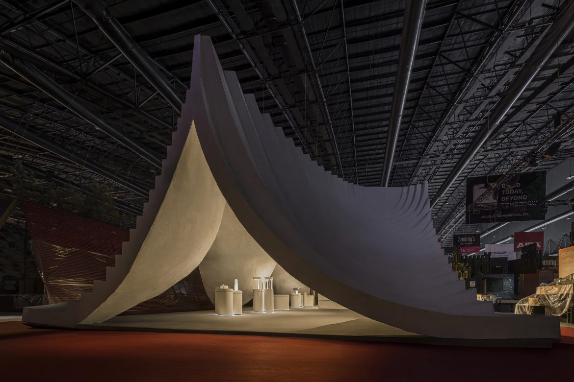 2_Layered façades integrate seating and lighting elements ©W Workspace