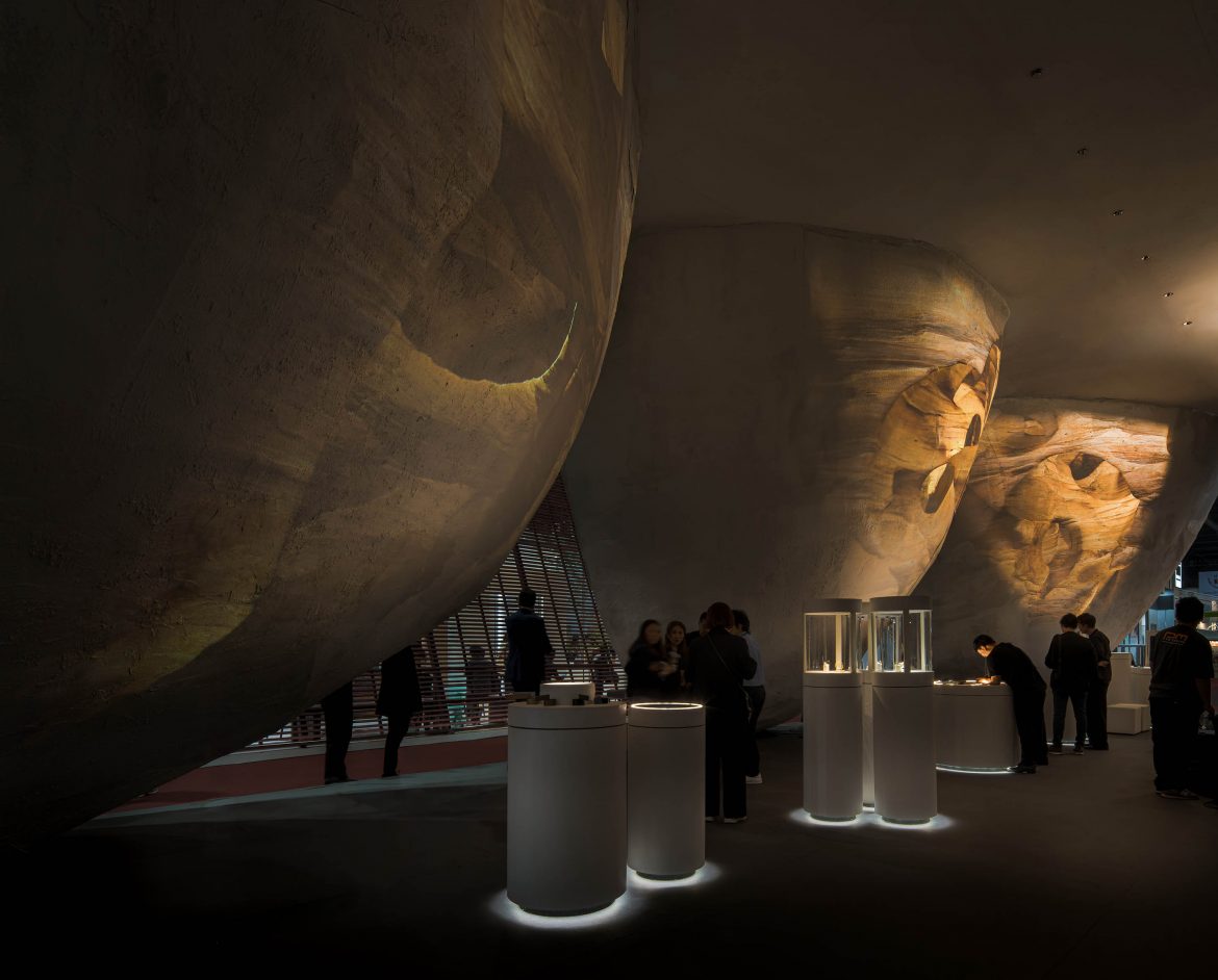 32_Unique earthscape projections within curved spatial forms ©ar-chro-matic